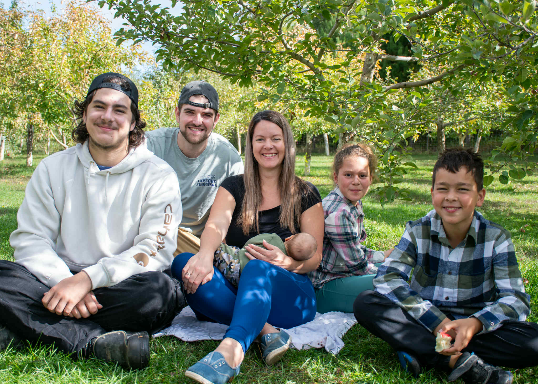 Maxime Paquette avec sa famille dans un verger