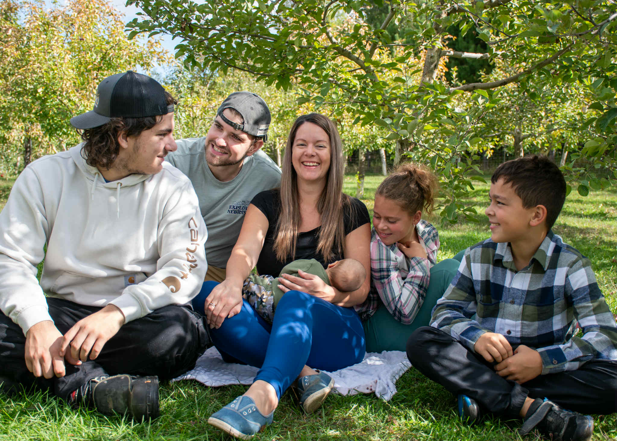 Maxime Paquette avec sa famille dans un verger