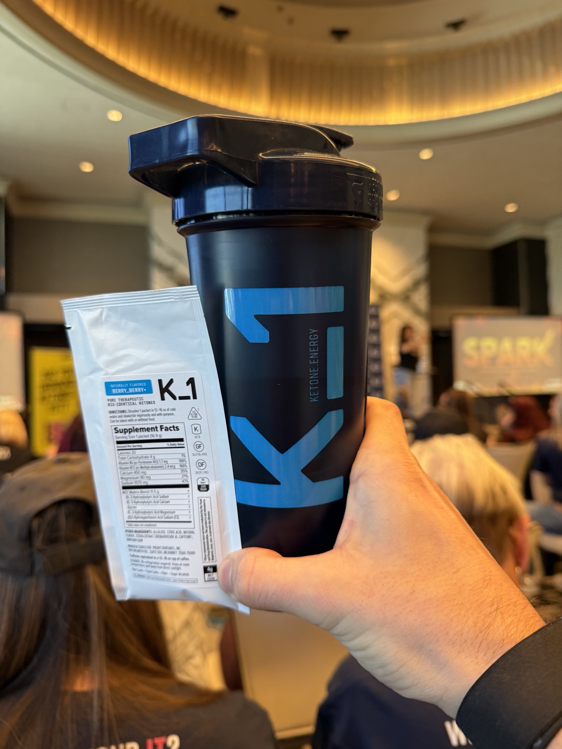 Sachet K1 et shaker utilisés dans la routine de Maxime