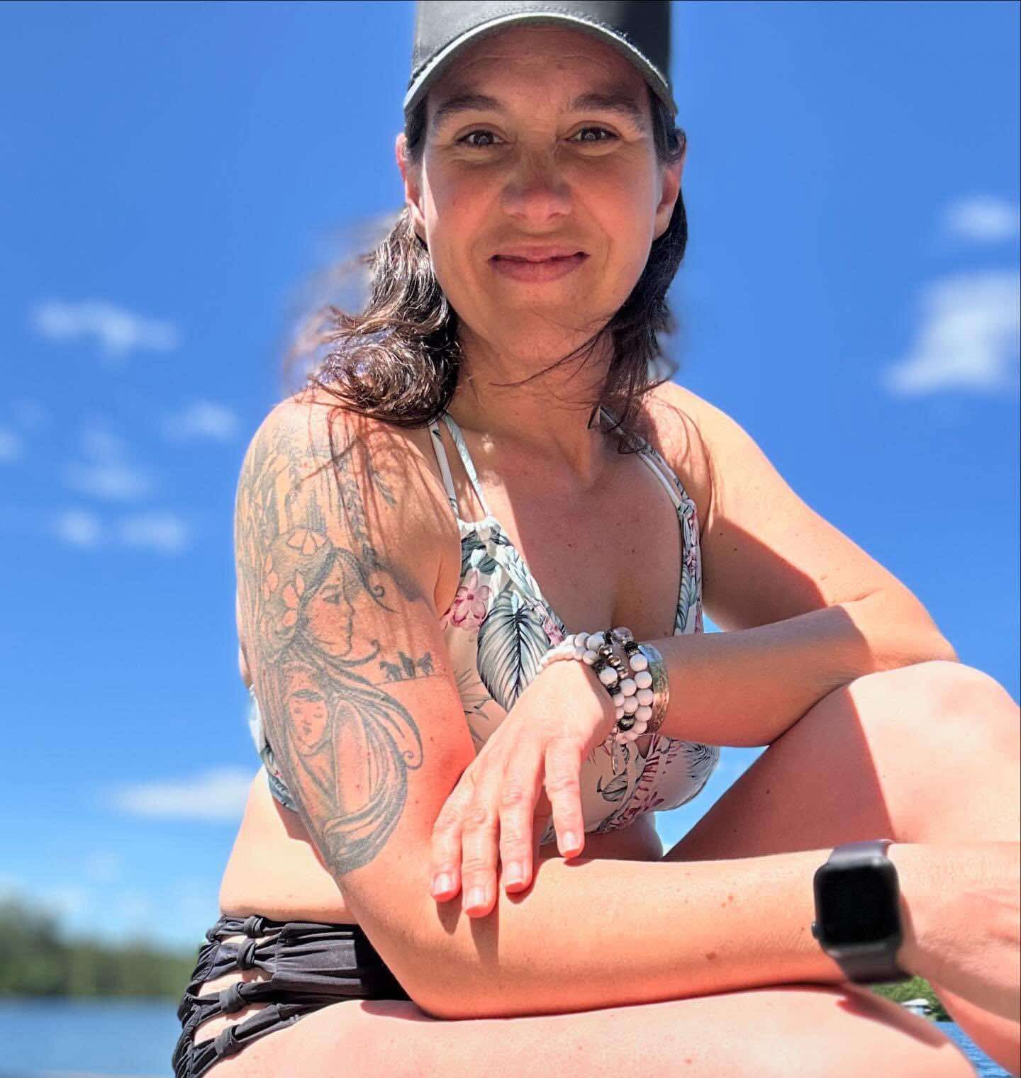 Mel aujourd'hui, souriante au bord de l'eau
