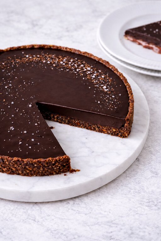 Tarte chocolat fondant, croûte cacao, dattes et amandes